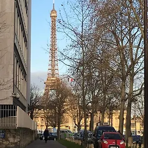 Pour Deux Face A La Tour Eiffel París